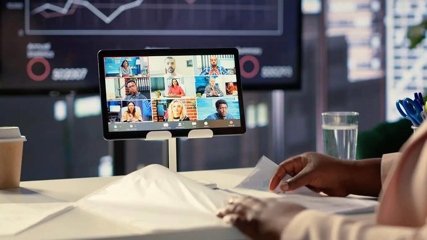 Афроамериканский генеральный директор делится инсайтом о продажах по видеосвязи с аффилированными партнёрами по прогнозам.