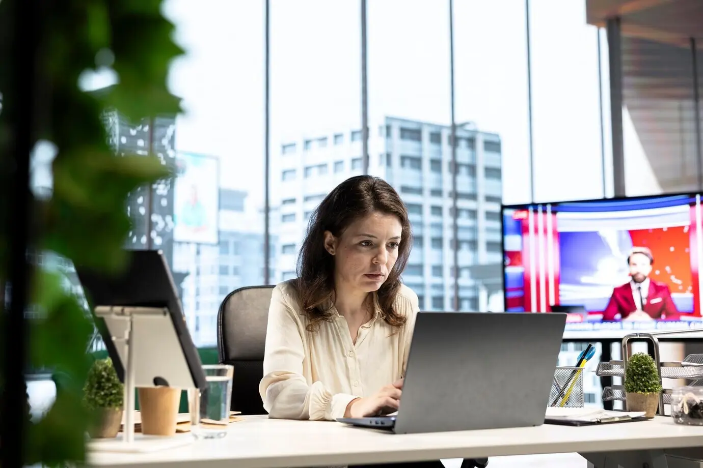 Руководительница демонстрирует свои управленческие навыки в глобальной корпорации.