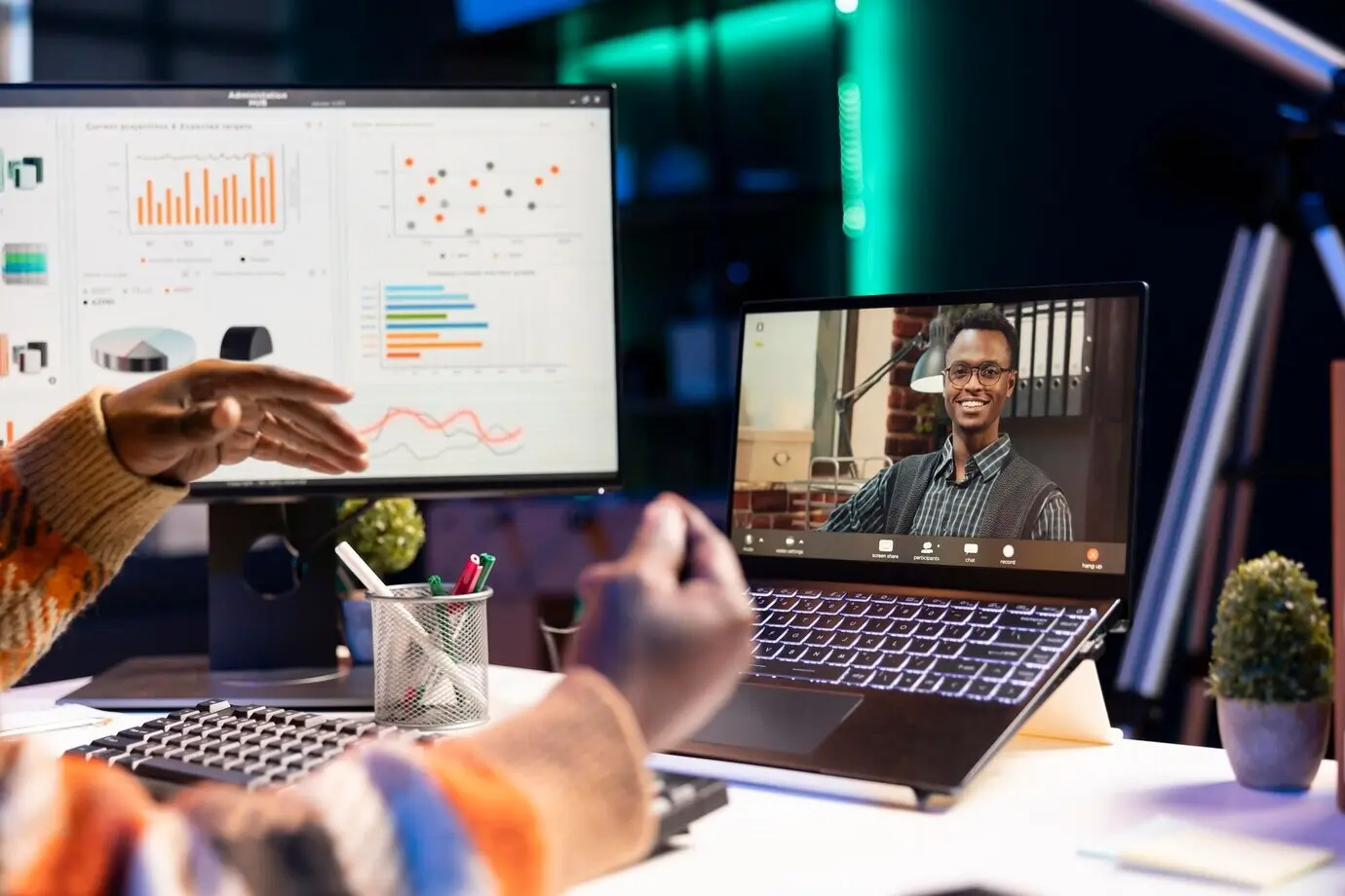 Молодой сотрудник участвует во встрече по видеоконференции.
